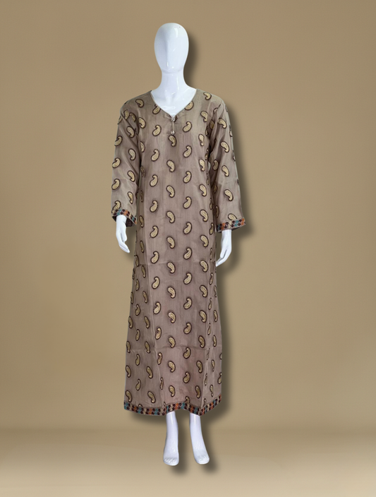 جلابية راقية بتطريز فاخر بنقشة البيزلي